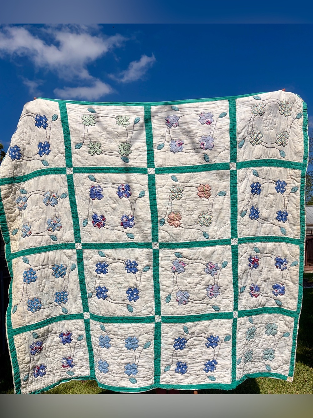 Vintage 1930s Hand Appliqué Flower Quilt 68x75 – Hand Quilted Floral Cottage Qui